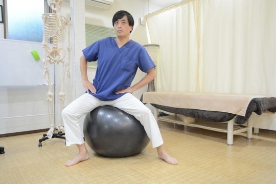 腰痛に効果バランスボールのやり方 横浜の整体あくわ整骨院