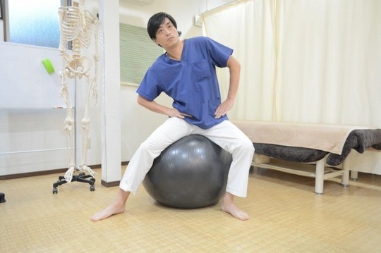 腰痛に効果バランスボールのやり方 横浜の整体あくわ整骨院